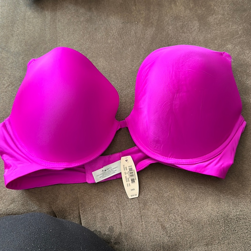 Victoria Secret bra. Size 38D, NWT.